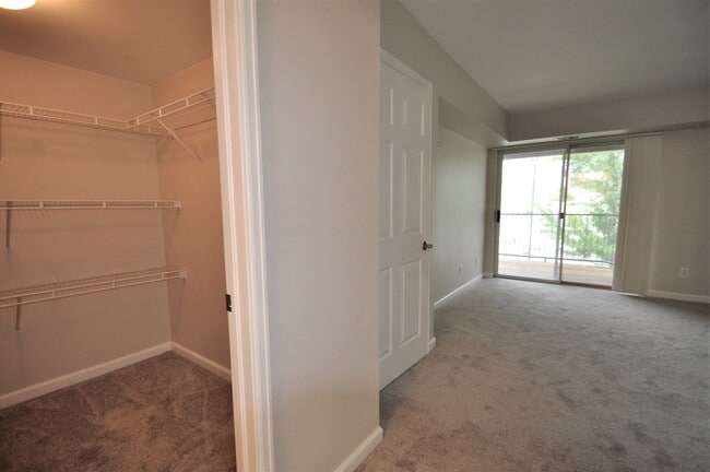 Building Photo - 12293 W Cross Dr