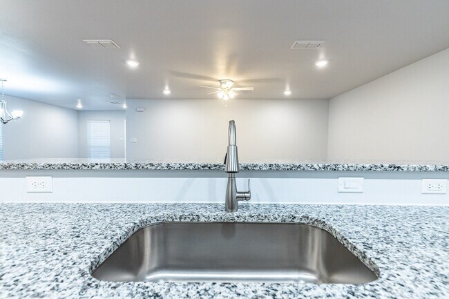 Building Photo - Half off the first Full Month's Rent !!!! ...