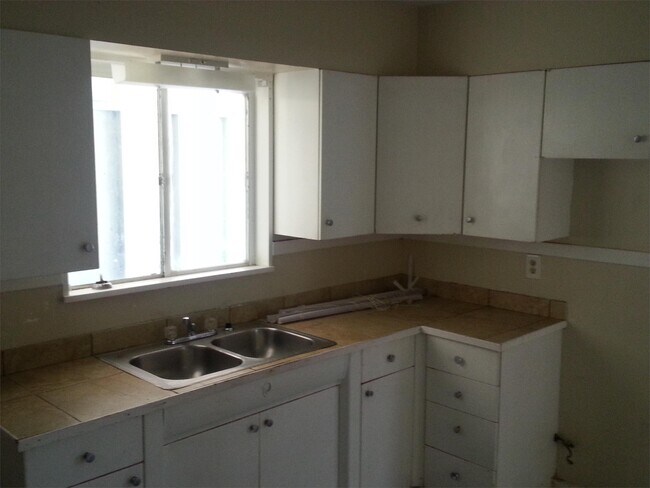 Building Photo - 3019 Lakewood Dr