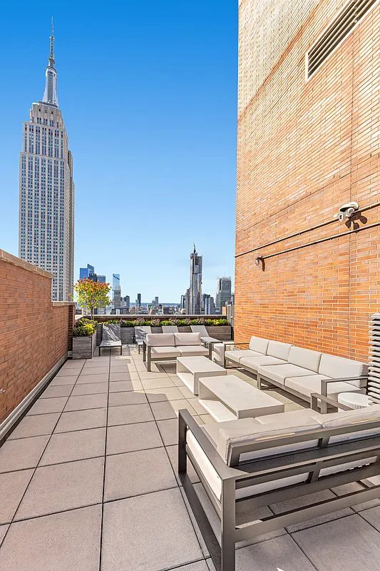 Building Photo - 49 E 34th St