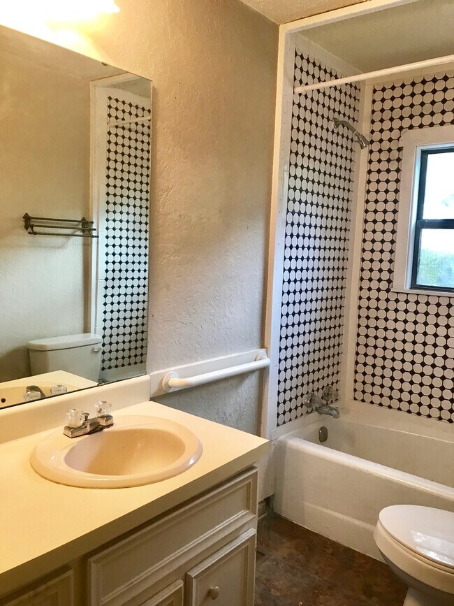 Building Photo - Charming 3 Bedroom Home - Large Backyard - Carport