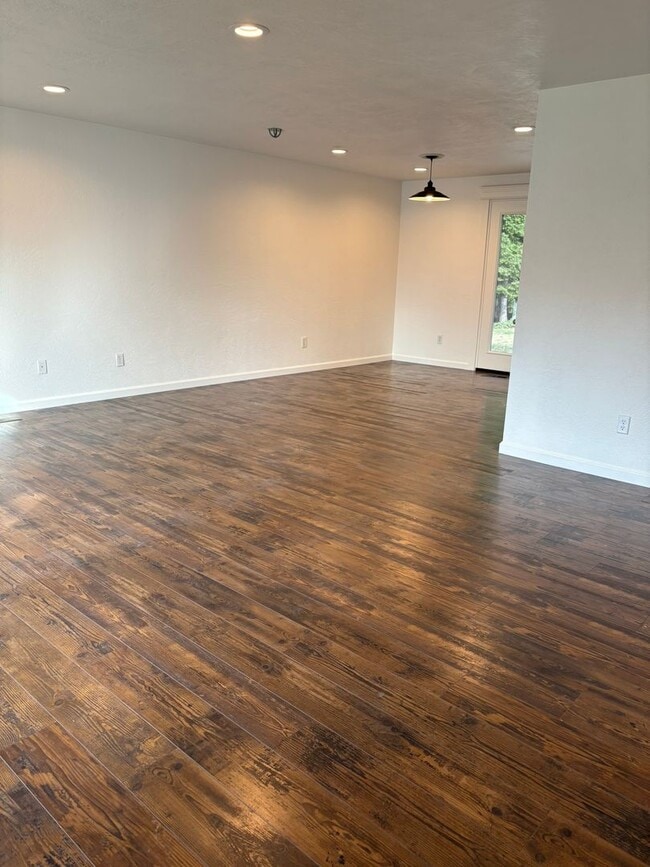 Building Photo - 4 Bed 2 Bath House Modern Comfort Meets En...