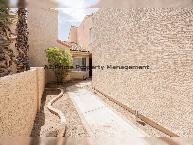 Building Photo - 1650 N Ventura Ln