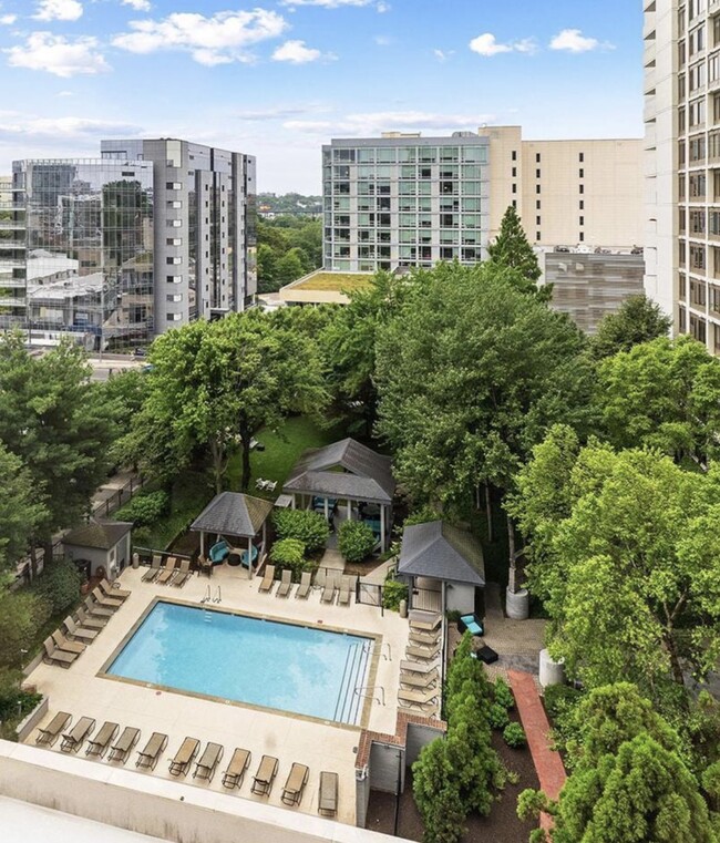 Lush gardens with gazebos - 2001 Hamilton St