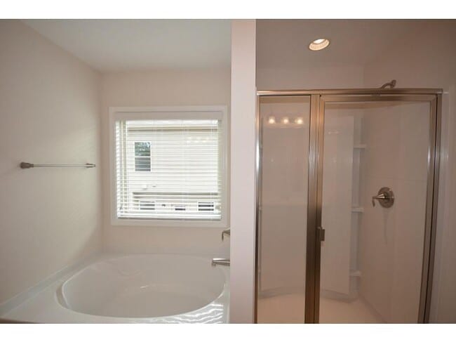 Building Photo - 2144 Greencrest Cir