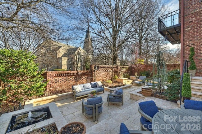 Building Photo - 1124 Dilworth Crescent Row