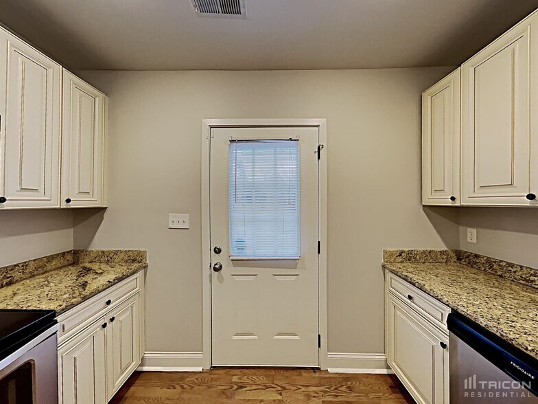 Building Photo - 3226 Draper Ave