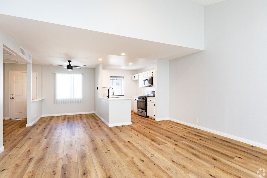 Interior Photo - 1945 Glendon Avenue