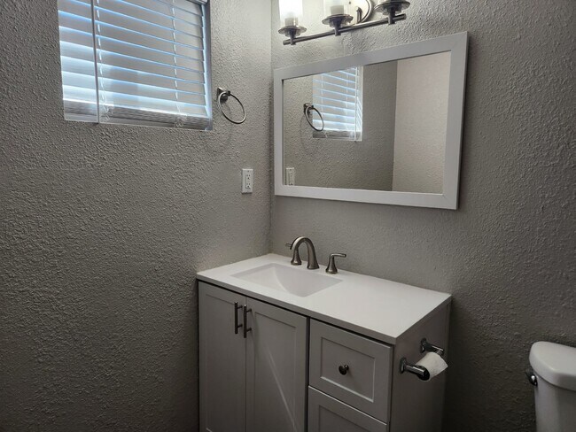 Building Photo - FABULOUS 2 BEDROOMS AND 1 BATHROOM FOR LEASE