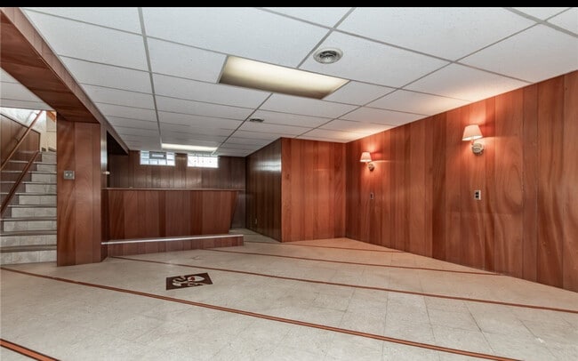 Building Photo - 418 E 274th St