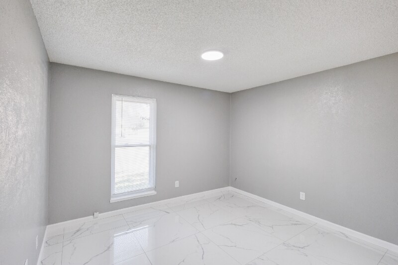 Building Photo - 3501 Green Hill Dr