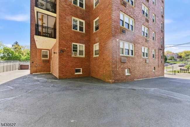 Building Photo - 415 Claremont Ave