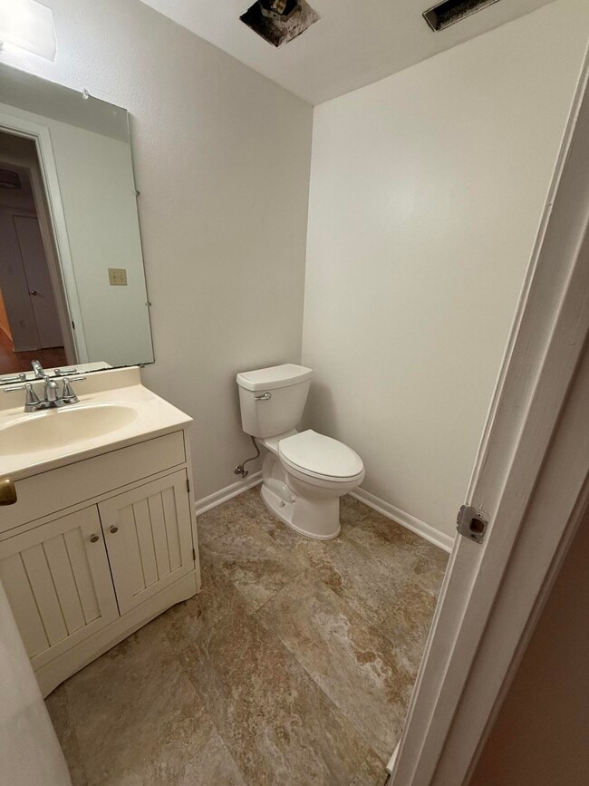 Building Photo - 537 Schneider Dr