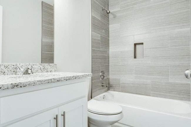 Building Photo - 124 Woodbine Cir SE