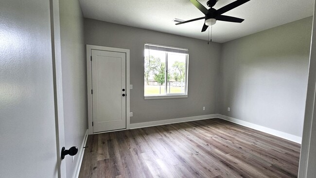 Building Photo - 3 Bedroom, 2 Bathroom!