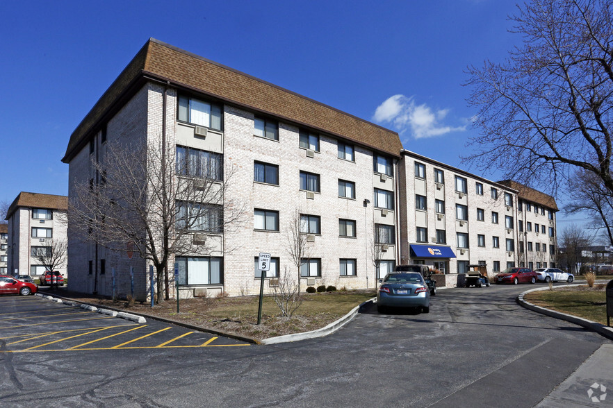 Primary Photo - Midpointe Apartments