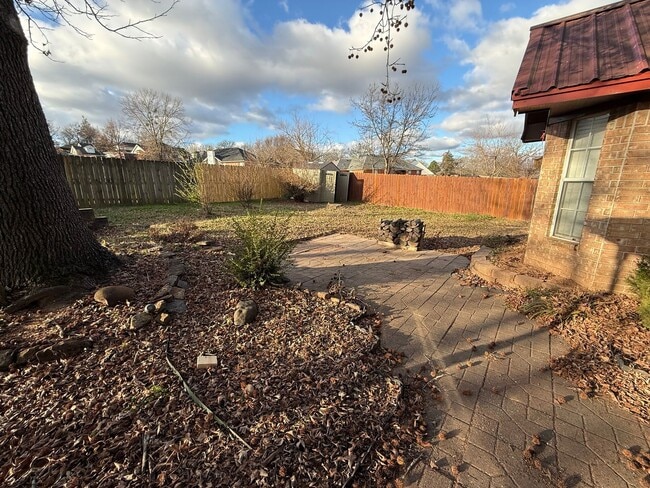 Building Photo - 3 Bed 2 Bath House with 2 Car Garage.  Has Gas Heat