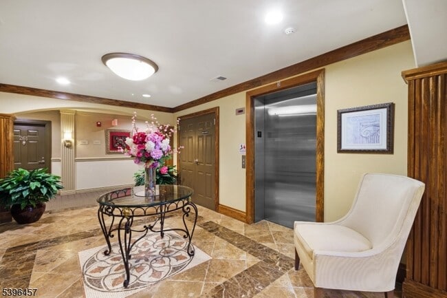 Building Photo - 265 Victoria Dr