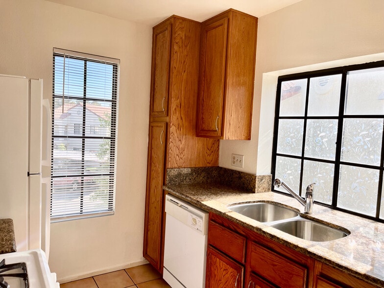 Building Photo - 4747 Nara Vista Way