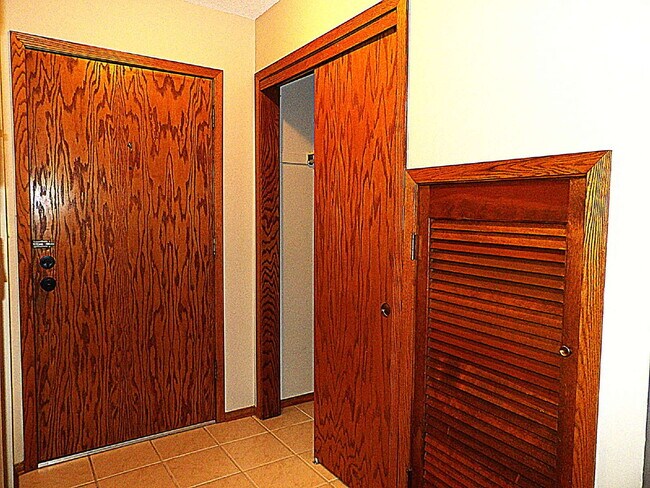 Building Photo - Beautiful 2 Bed | 2 Bath Condo in Roseville