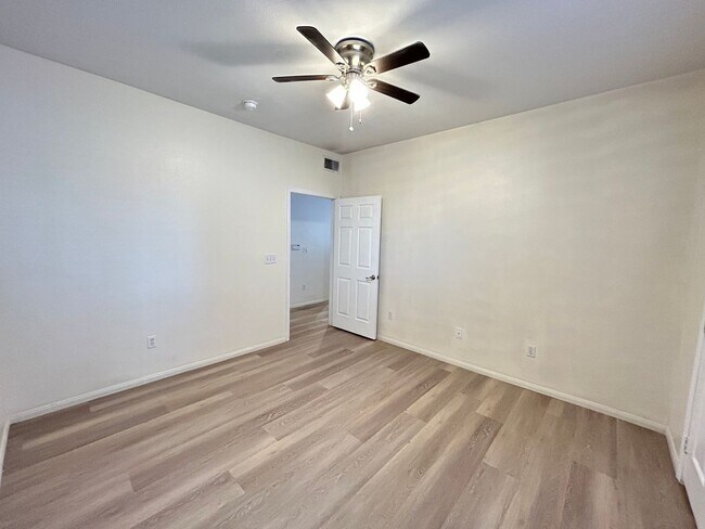 Building Photo - Cozy 2 Bedroom 2 Bathroom Summerlin Condo!