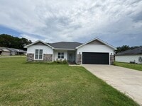 Building Photo - Beautiful 3 bedroom, 2 bath home outside Poplar Bluff MO