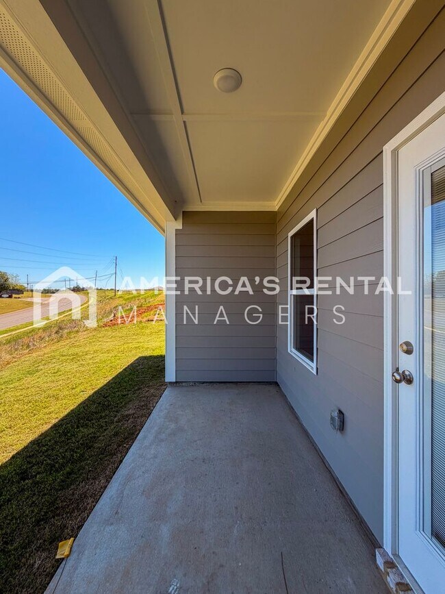 Building Photo - DEPOSIT PENDING!!! - Brand New Three Bedroom Hudson Plan for Rent in Tuscaloosa! Sign a 13-month ...