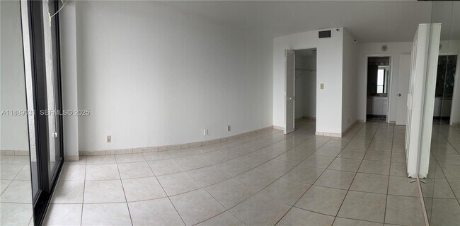 Building Photo - 2555 Collins Ave