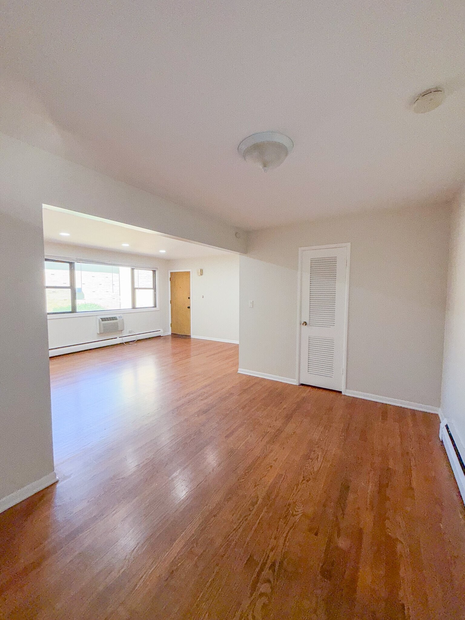 Building Photo - 9012 Lamon Ave