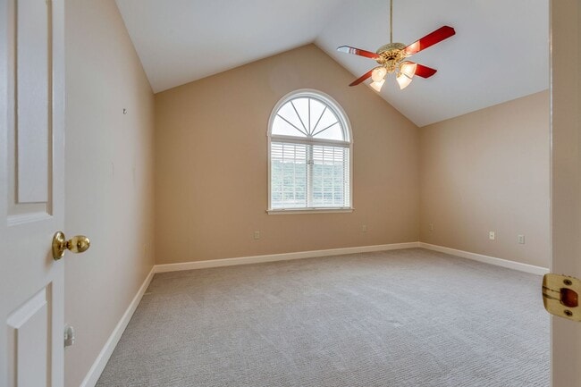 Building Photo - Experience lakefront living at its finest in the heart of East TN