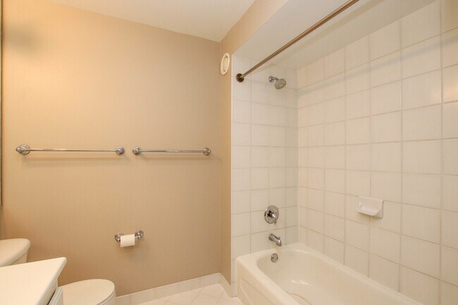 Building Photo - 345 N La Salle Dr