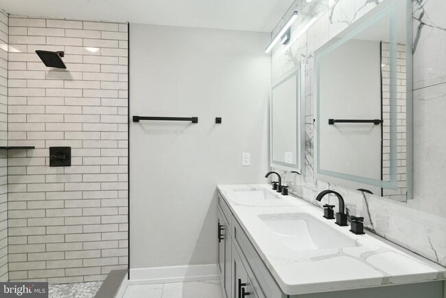 Building Photo - 411 W Hewson St