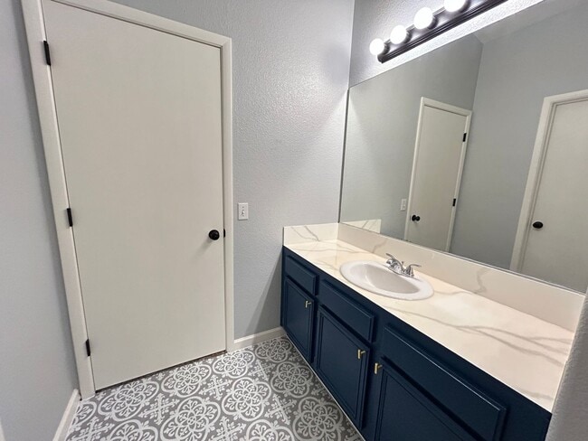 Building Photo - Gated Townhome 3-Bedrooms 2.5-Bathrooms!