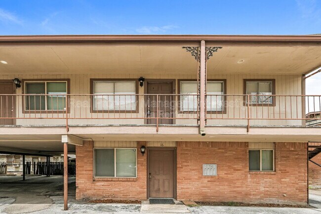 Building Photo - 1520 Yale St