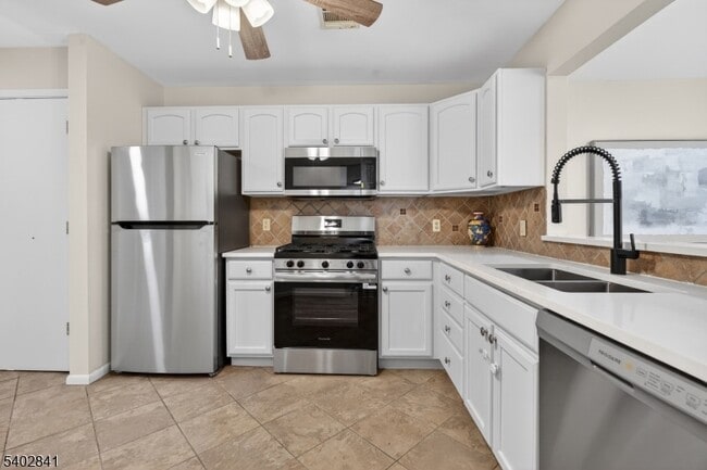 Building Photo - 11 Evergreen Dr