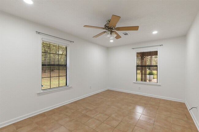 Building Photo - 22595 Pineridge Dr