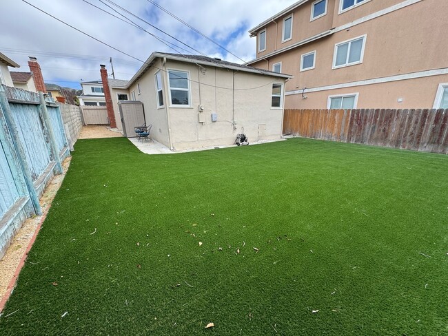 Building Photo - Charming 2-Bedroom Bungalow for Rent Near ...