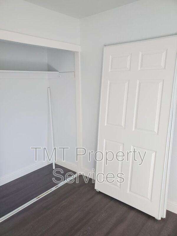 Building Photo - 9002 Salmon Falls Dr
