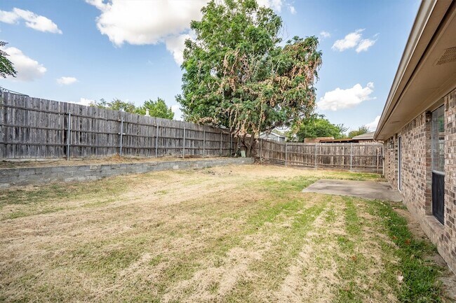Building Photo - 2717 W Oakdale Rd