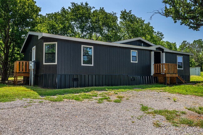 Building Photo - 4 Bedroom 2 Bath