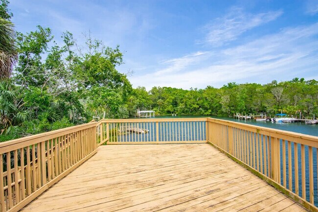 Building Photo - 1045 N Cres Dr