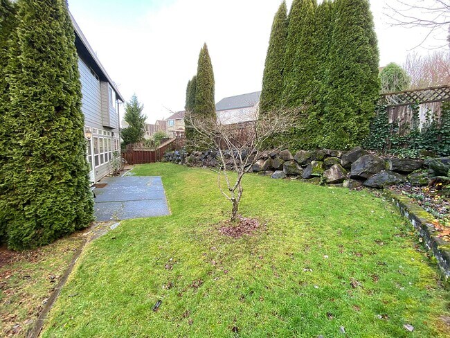 Building Photo - Great NW Home with Fenced Yard, Large Gara...
