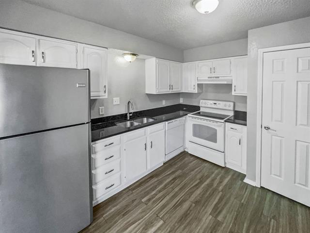 Building Photo - 10605 Flamewood Dr