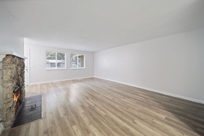 Building Photo - Classic rambler has 3 bedrooms, 1.75 baths, North Thurston School District