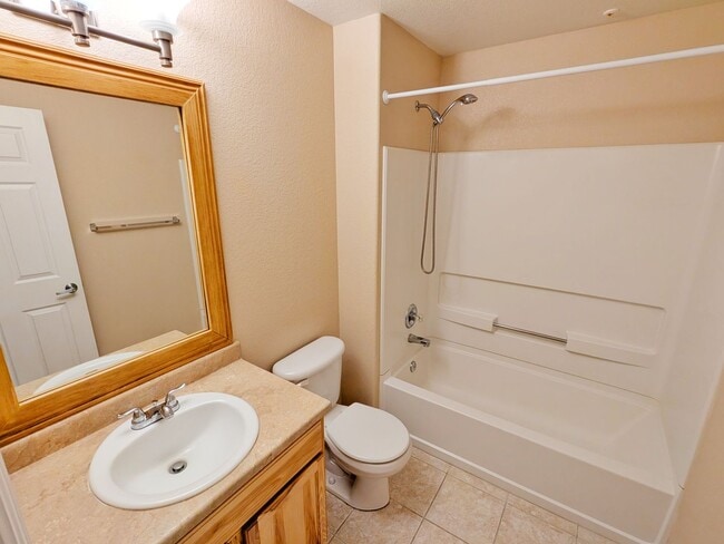 Building Photo - 2 Bedroom 2 Bath 2 Car Garage Condo in Braodmore Area