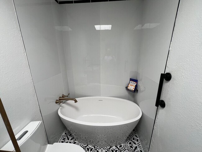 Building Photo - UNSER/LADERA 2 Bedroom  2 Bath  2 car gara...