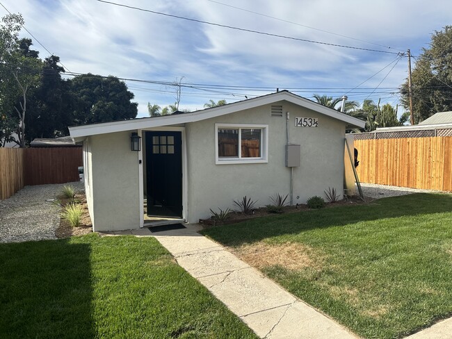 Beautiful newly remodeled rear home - 1453 Newport Ave