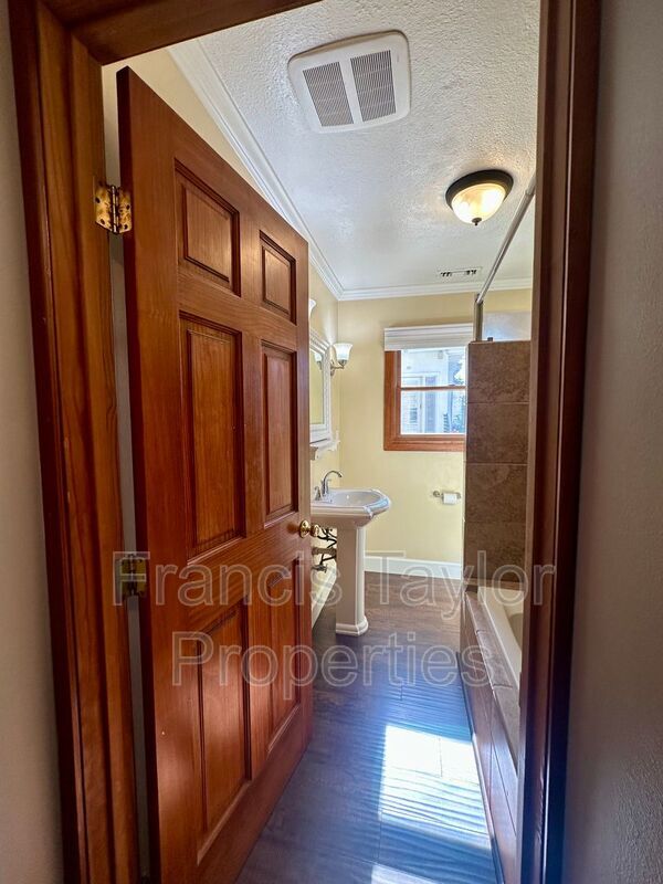 Building Photo - 441 E 7th Ave