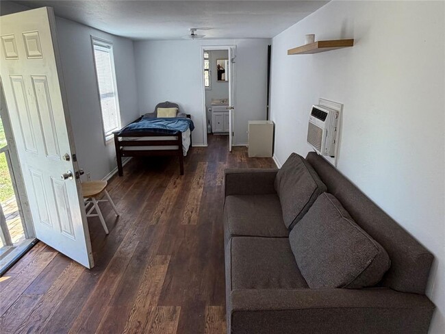 Building Photo - 2409 Sanders Ln