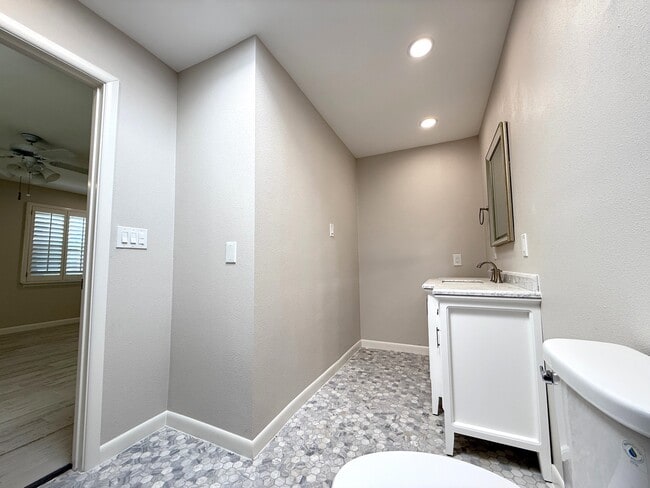 Building Photo - 500 Thunderbird Dr
